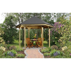 Gazebo Weka 656 in legno, 326x376 cm, con tavolo e sedie in giardino.
