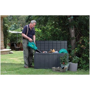 Box portaoggetti Sherwood antracite (117x57,5x45cm) in giardino con uomo e attrezzi da giardinaggio.
