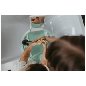 Lavabo enfant Rotho Kiddy Wash vert menthe avec enfant se lavant les mains dans la baignoire.
