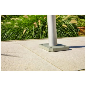 Gros plan du support de terrasse en acier Windhager Premium pour voile d'ombrage.