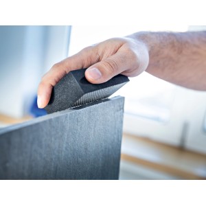 Tampone diamantato LUX 58x94mm, grana 120 in uso per levigare una superficie grigia.