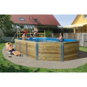 Piscine en bois massif Weka 594 taille 2 avec escalier en bois, filtre à sable et personnes dans le jardin.