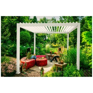 Pergola Colibri in alluminio bianco con lamelle orientabili in giardino, con due persone sedute sotto.