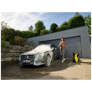 Donna lava auto con idropulitrice Kärcher e shampoo auto RM 619.