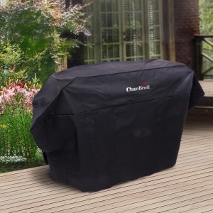 Copertura nera per grill Char-Broil (Extra wide) su un patio in legno.
