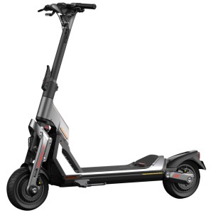 Trottinette électrique tout-terrain Segway Ninebot E-Kickscooter GT1 D noir et beige.