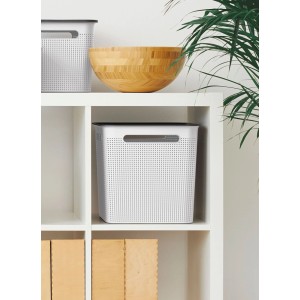 Weisse Rotho Brisen Aufbewahrungsbox aus Kunststoff, 18 l, mit Lochmuster und Griffen im Regal.