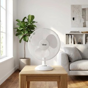 Ventilatore da tavolo Bimar VT502 bianco, diametro 40 cm, su tavolo in legno in soggiorno. 3 velocità, oscillazione.