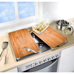 Copri piano cottura Wenko Lunch, set da 2, effetto legno con motivo posate, su una cucina con pentole.