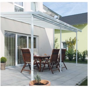 Copertura per terrazza bianca 426x306 cm con pannelli in policarbonato e area salotto sulla terrazza.