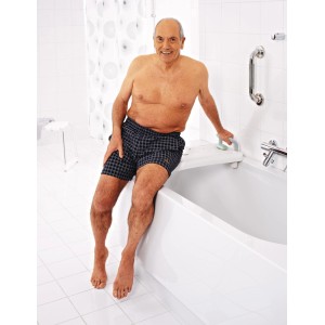 Planche de bain blanche Ridder avec poignée, montée sur une baignoire avec un homme dessus.