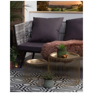 Schwarz-weißer Outdoor-Teppich Bidar mit geometrischem Muster auf Balkon. Beidseitig verwendbar.