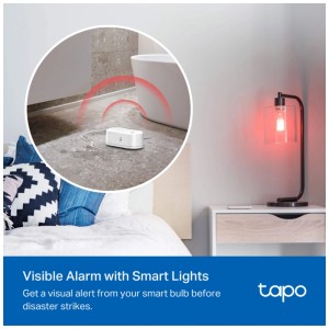 Tapo T300 Wasserleck-Sensor: Melder unter Badewanne, Tischleuchte mit rotem Licht.
