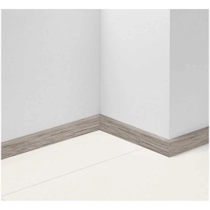 Plinthe Parador SL 3 chêne D032 dans un angle de pièce, assortie au stratifié et au parquet.