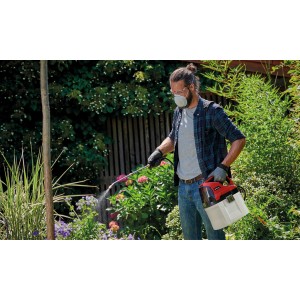 Homme utilisant un pulvérisateur à batterie Einhell GE-WS 18/75 Li-Solo dans le jardin pour l'entretien des plantes.