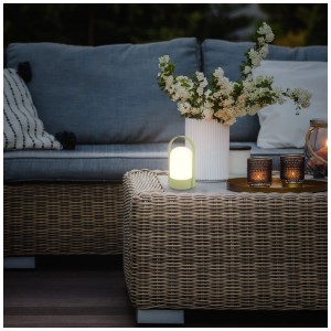 Lampada da tavolo a LED Brilo color verde lime su tavolo da giardino, luce bianca calda per decorazioni esterne.