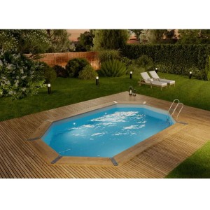 Piscine en bois Bahamas dans jardin avec terrasse en bois, échelle et liner bleu. Idéal pour nager et se détendre.