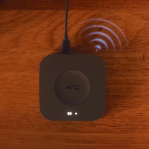 Philips Hue Bridge Pro sans fil noire pour le contrôle intelligent de l'éclairage.