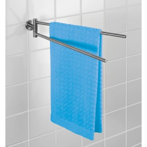 Wenko Handtuchhalter Bosio mit 2 Armen aus Edelstahl matt, mit blauem Handtuch an weißer Wand.