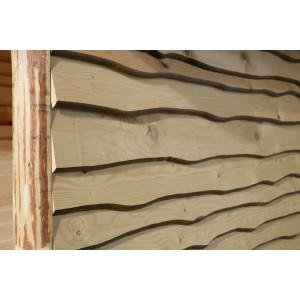 Dettaglio della facciata in legno naturale della casetta da giardino weka 820 A con bancone.