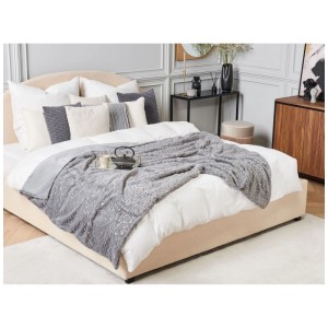 Coperta grigia Beliani Alazeya 130x180 cm con motivo a stelle su un letto.