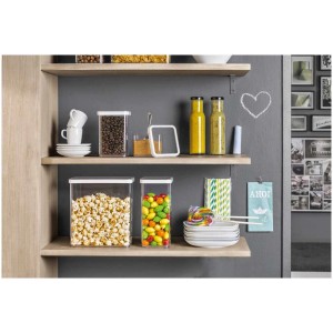 Contenitore trasparente Rotho Loft 1 l per alimenti con cibo sullo scaffale.