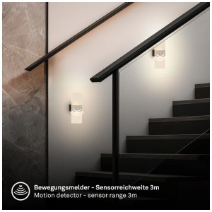 Applique murale sans fil Briloner Aura Nickel sur escalier avec détecteur de mouvement.