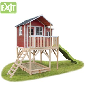 Casetta da gioco in legno EXIT Loft 750 rossa con scivolo, sabbiera e scala. Ideale per far giocare i bambini in giardino.