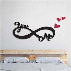 Wandsticker "Me & You" mit 3D-Effekt, Größe L, über einem Bett angebracht.