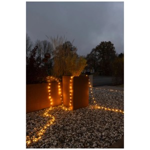 Konstsmide LED Lichterkette ShineLine, bernsteinfarbene LEDs an Pflanzkübeln im Garten.