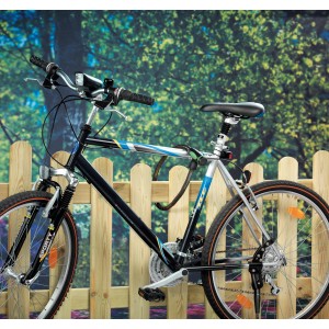 Vélo LUX fixé à une clôture en bois avec un antivol câble blindé de 85 cm.
