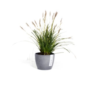 Pot de fleurs Ecopots Stockholm, gris-bleu, Ø 16 cm, planté avec de l'herbe ornementale.