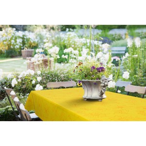 d-c-fix Tischdecke Palmas Gelb, eckig, mit Blumenmuster auf Gartentisch.