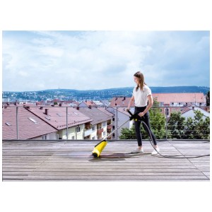 Donna pulisce terrazza in legno con Kärcher PLC 4. Accessorio per idropulitrici.
