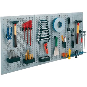 Kit de crochets Küpper, 30 pièces pour panneau perforé : outils rangés sur le mur de l'atelier.