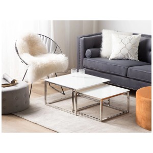 Ensemble de tables basses modernes Brea, 2 pièces, avec plateau en verre blanc et structure en acier inoxydable argenté.