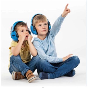 Deux enfants portant des casques antibruit Reer SilentGuard Kids bleus. Protection auditive pour enfants.