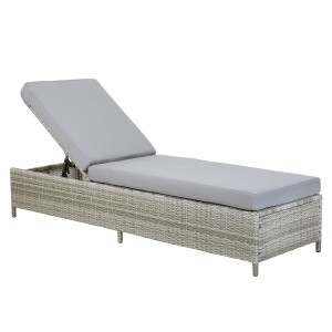 Lettino da giardino Beliani Turin II in rattan grigio con schienale regolabile e cuscini.