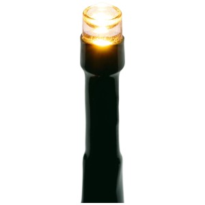 Gros plan d'une guirlande lumineuse LED blanc chaud avec câble vert pour décoration de Noël extérieure.
