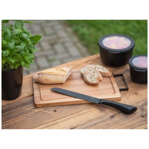 Coltello da pane Ace (19,5 cm) su tagliere di legno con pane, parte della categoria utensili da cucina.