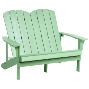 Banc de jardin Adirondack vert clair en bois synthétique pour deux, avec larges accoudoirs et lattes.
