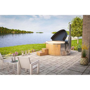 Bain nordique Finntherm Stockholm Thermoholz avec jacuzzi, four et minibar sur terrasse au bord du lac.