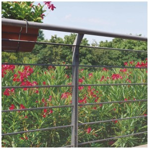 Clôture de protection Tenax Quadra 10 anthracite, 1x5m, montée sur un balcon, protège des chutes.