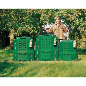 Thermo-composteur vert Handy-450 Classic de différentes tailles dans le jardin.