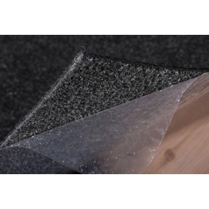 Gros plan d'une dalle de moquette Andiamo anthracite autocollante (40x40 cm).