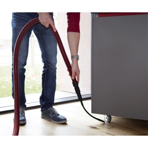 Einhell buse à fente longue et flexible pour aspirateur eau et poussière en utilisation.