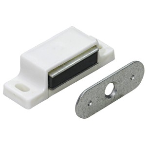 Loqueteau magnétique blanc en plastique avec contre-plaque pour meubles, force de maintien 3-4 kg.