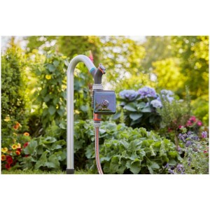 Robinet de jardin Gardena Pipeline dans un jardin, élément du système d'arrosage pour le prélèvement d'eau.