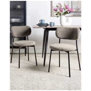Set 2 sedie da pranzo Beliani Casey beige bouclé con struttura in metallo nero.