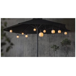 Guirlande lumineuse LED Star Trading Circus Maxi sous un parasol, éclairage extérieur blanc chaud.